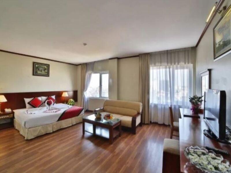 Hotel Sunny 3